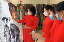 丝绸奥黛和亚麻布展在广宁省举行