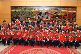 越南国家女足载誉而归 越南国会主席王廷惠予以祝贺