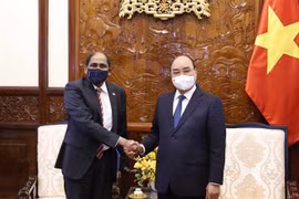 越南国家主席阮春福会见新加坡驻越大使和埃及驻越大使