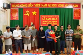 巴地头顿省向缅甸移交8名海上遇险渔民