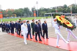 南方解放国家统一47周年：越南党和国家领导人拜谒胡志明主席陵墓
