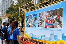 国家统一47周年：“胡志明市-47年与全国并肩同行”图片展正式开幕