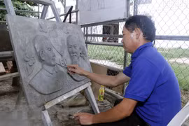 在老挝举行的雕塑与海报绘画营活动：通过艺术作品了解越老关系