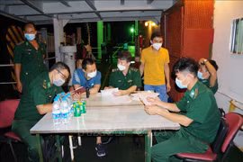 巴地头顿接收8名海上遇险外国人 