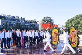 越南国家主席阮春福在广宁省英雄烈士纪念碑前上香