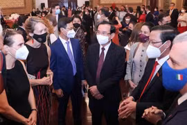 胡志明市政府领导会见外国驻该市总领事和国际组织代表