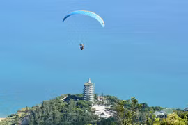 组图：赴岘港市体验滑翔伞运动
