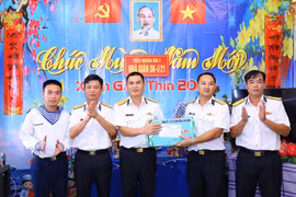 组图：海军第二区司令部2号工作代表团向DK1海上高脚屋的干部战士致以新春祝福