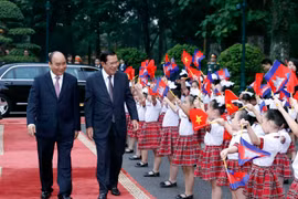 柬埔寨首相洪森对越南进行正式访问（组图）