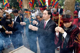 陈大光主席向雄王敬香