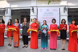 与会代表参加越南红十字会图片展剪彩仪式。（图片来源：越通社）