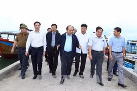 阮春福视察庆和省万宁县12号台风灾后恢复重建工作（组图）