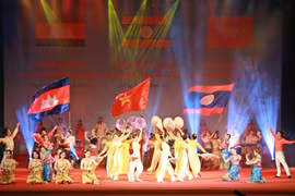 “越老柬三国深浓友谊”艺术交流活动的表演节目。（图片来源：越通社）