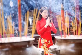越南人年初去寺庙烧香祈福的美好习俗