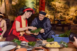 组图：国际友人学包粽子和体验越南传统春节