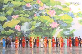 内排国际机场巨型壁画作品给乘客留下深刻印象