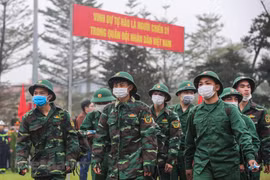 组图：首都河内新兵带着口罩奔赴军营