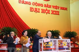 组图：越共十三大代表投票选举第十三届中央委员会
