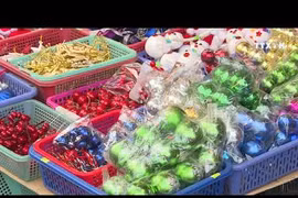 圣诞节临近 装饰品批发市场热闹