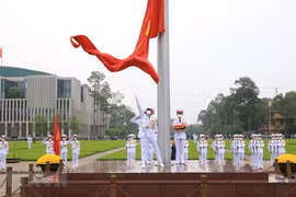 组图：国家统一45周年：河内市巴亭广场的升旗仪式