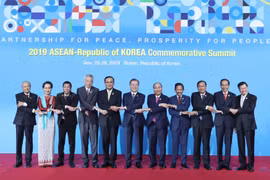 组图：政府总理阮春福出席东盟-韩国对话关系30周年纪念峰会第一场讨论会