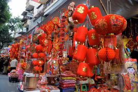 组图：马行街红色装饰品琳琅满目 洋溢着春节喜庆氛围