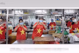 在疫情背景下岘港小商贩给自己喜爱的城市加油