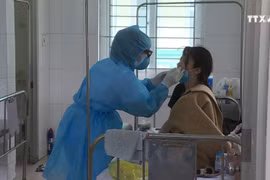 新闻媒体在抗疫斗争中与白衣战士并肩同行
