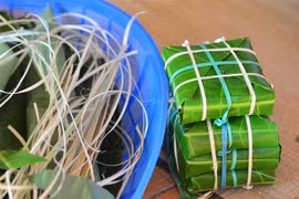 组图：越南生存岛上军民包粽子迎春节