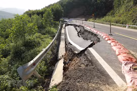 组图：广平省公路交通因暴雨洪水损毁严重