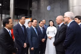 越南国家主席武文赏向在伦敦的胡志明主席纪念碑献花