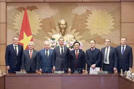 越南国会主席王廷惠会见俄罗斯联邦委员会第一副主席安德烈·亚茨金
