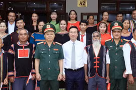 越南国家主席武文赏视察15号兵团