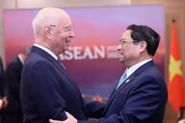 越南政府总理范明政会见世界经济论坛主席克劳斯·施瓦布