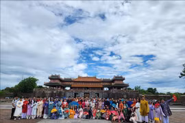 2023年越南夏令营：在顺化古都的奥黛体验