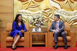 越南友好组织联合会主席会见南非副总统夫人