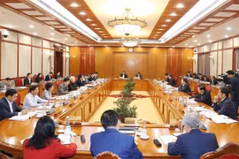 越共中央政治局对同奈省委常委会（2010-2015年和2015-2020年任期）给予警告处分