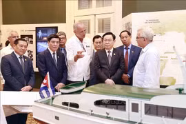 王廷惠一行参观古巴菲德尔·卡斯特罗中心