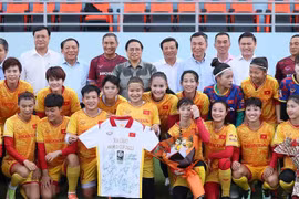 政府总理范明政在2023年国际足联女足世界杯前夕会见越南女足