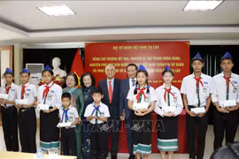 武阿丁助学基金为旅居老挝越侨子女发放助学金