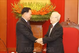 越共中央总书记阮富仲会见老挝人民革命党中央办公厅高级代表团