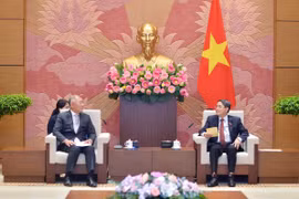 越南国会副主席阮德海会见现代汽车执行董事长郑义宣