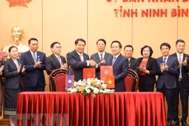 越南宁平省与老挝首都万象签署合作备忘录