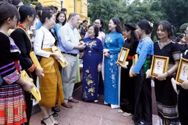 关心少数民族青年人才培养