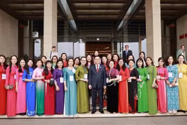 越南国会主席王廷惠：越南女记者始终保持“纯洁的心、尖锐的笔锋” 精神 不愧于“钢芦苇”称号