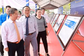 “越南律师与祖国岛屿”摄影周在芹苴市开幕