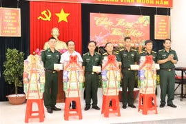 隆安省领导在春节来临前走访慰问越柬维护边界力量