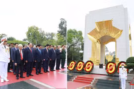 南方解放国家统一48周年：越南党和国家领导人拜谒胡志明主席陵