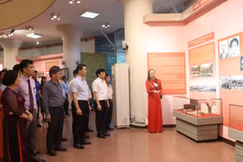 “胡志明主席与北宁省党部、政府和人民”专题图片资料展正式开幕
