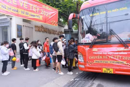 护送贫困学生返乡过年的‘爱心专车’